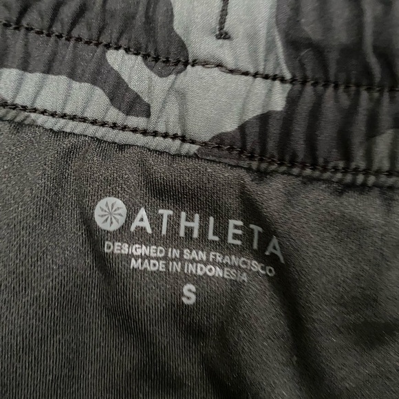 Athleta Gray Camo‎ Print Athletic Shorts - Picture 2 of 5